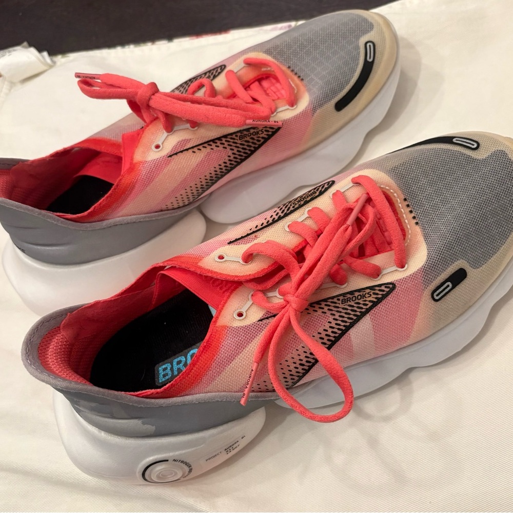 Brooks Aurora BL Running Shoes Womens size 9, Gray Coral